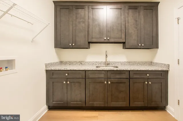 a view of a house with backyard and garden