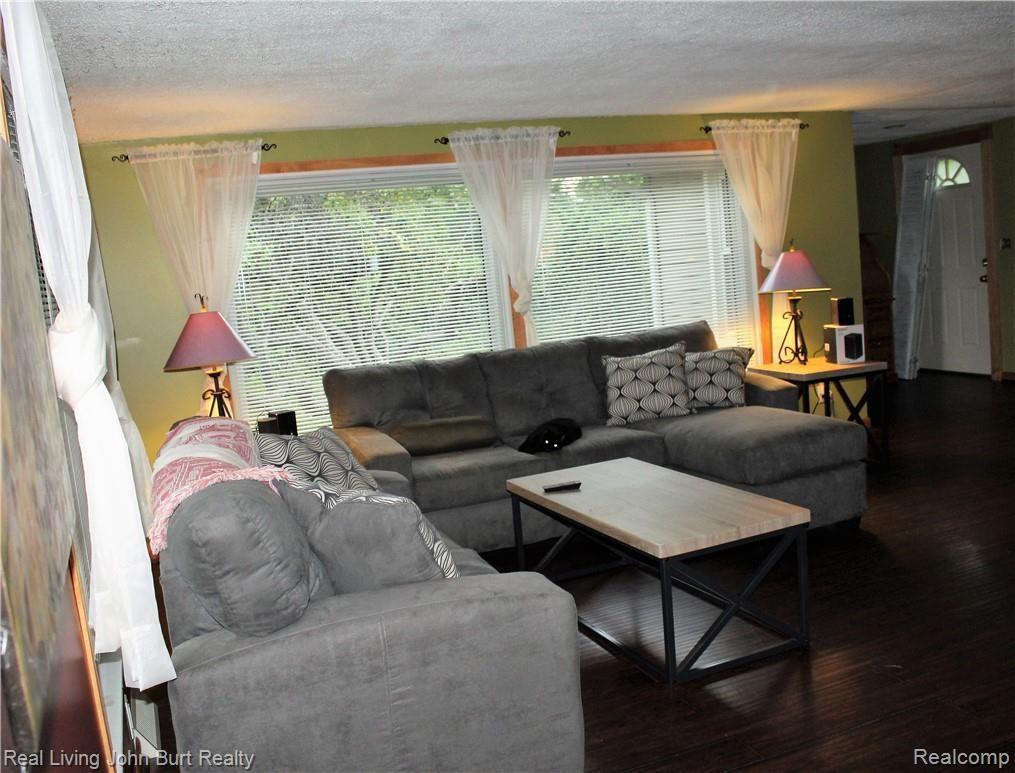 864 Orion Road Lake Orion, MI 48362 - Photo 3 of 19 LR 3.JPG