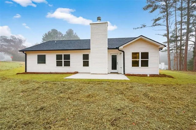 a view of a house with a backyard