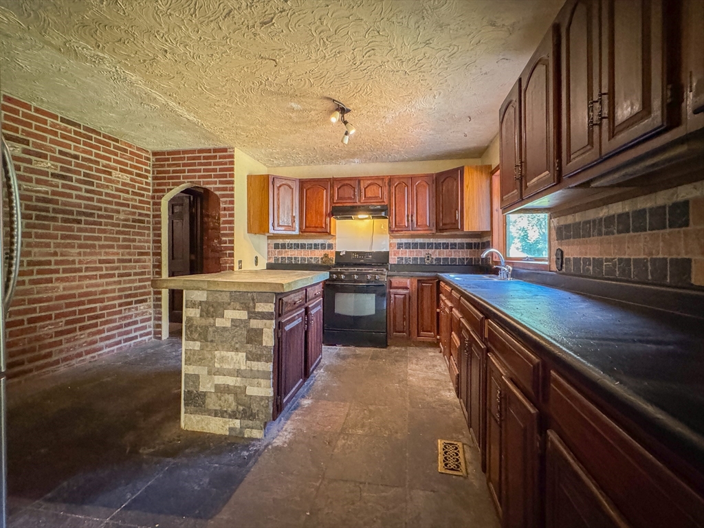 198 Union Road Wales, MA 01081 - Photo 22 of 42