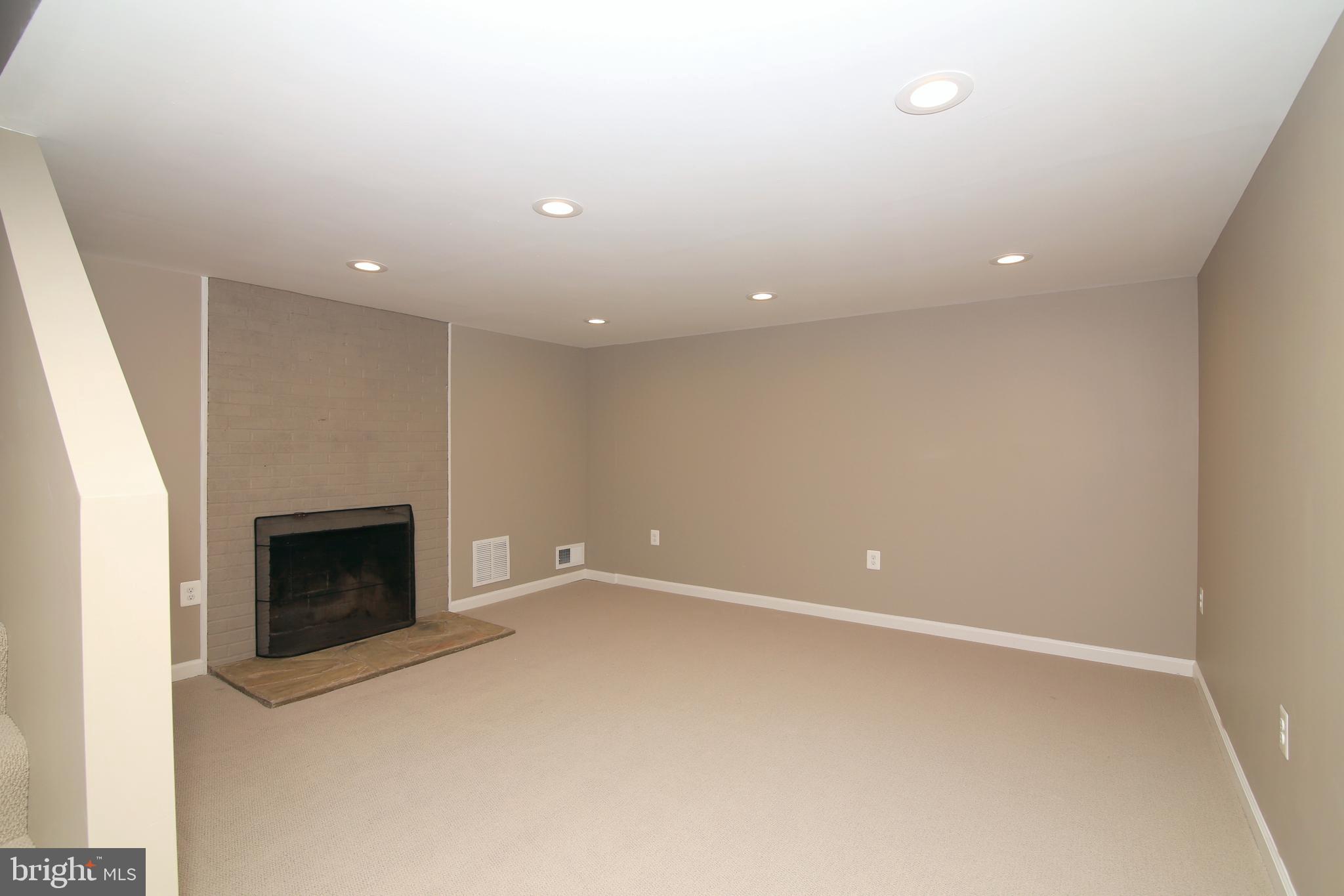 5535 Belfast Place Springfield, VA 22151 - Photo 23 of 41 Family Room