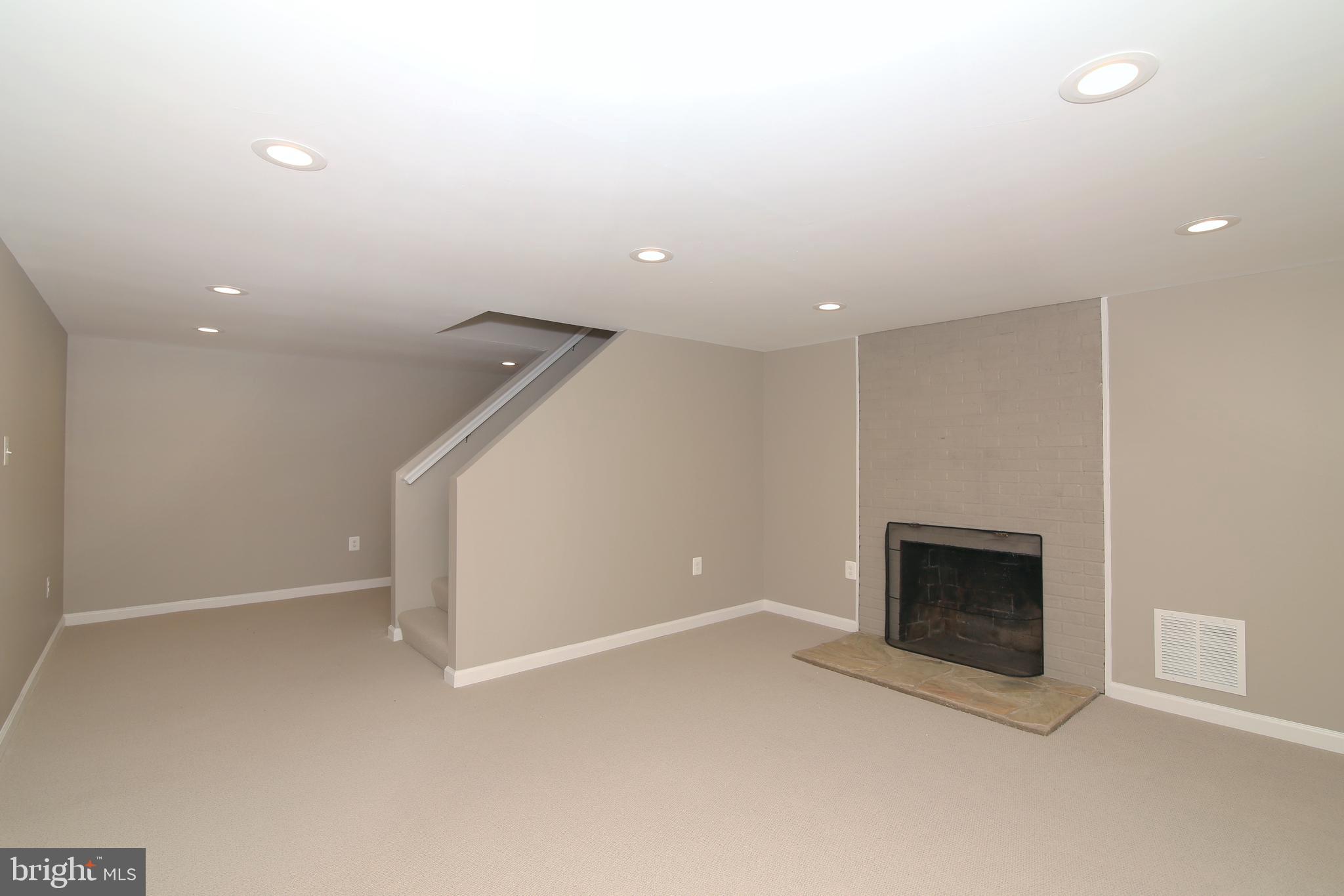 5535 Belfast Place Springfield, VA 22151 - Photo 24 of 41 Family Room