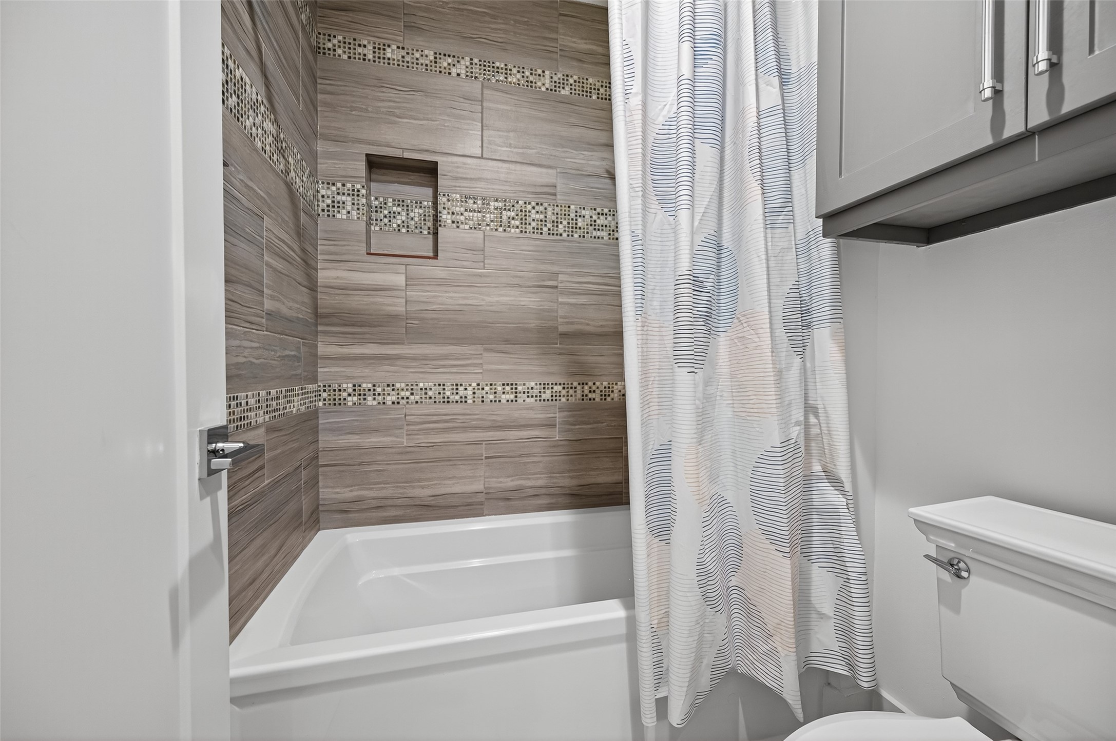 428 Marshall Street Houston, TX 77006 - Photo 18 of 36 a bathroom with a bathtub