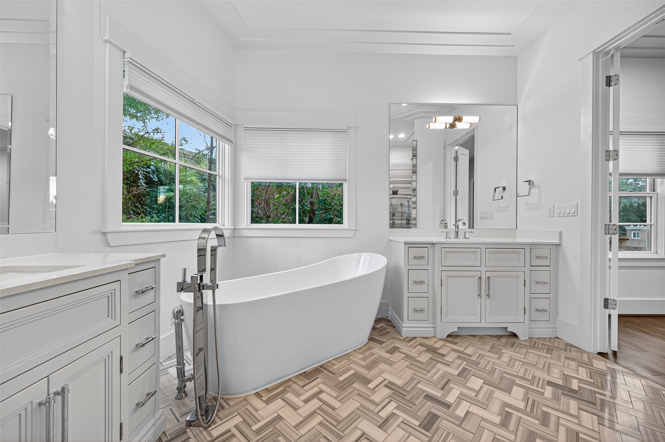 428 Marshall Street Houston, TX 77006 - Photo 24 of 36 a spacious bathroom with a tub sink and mirror