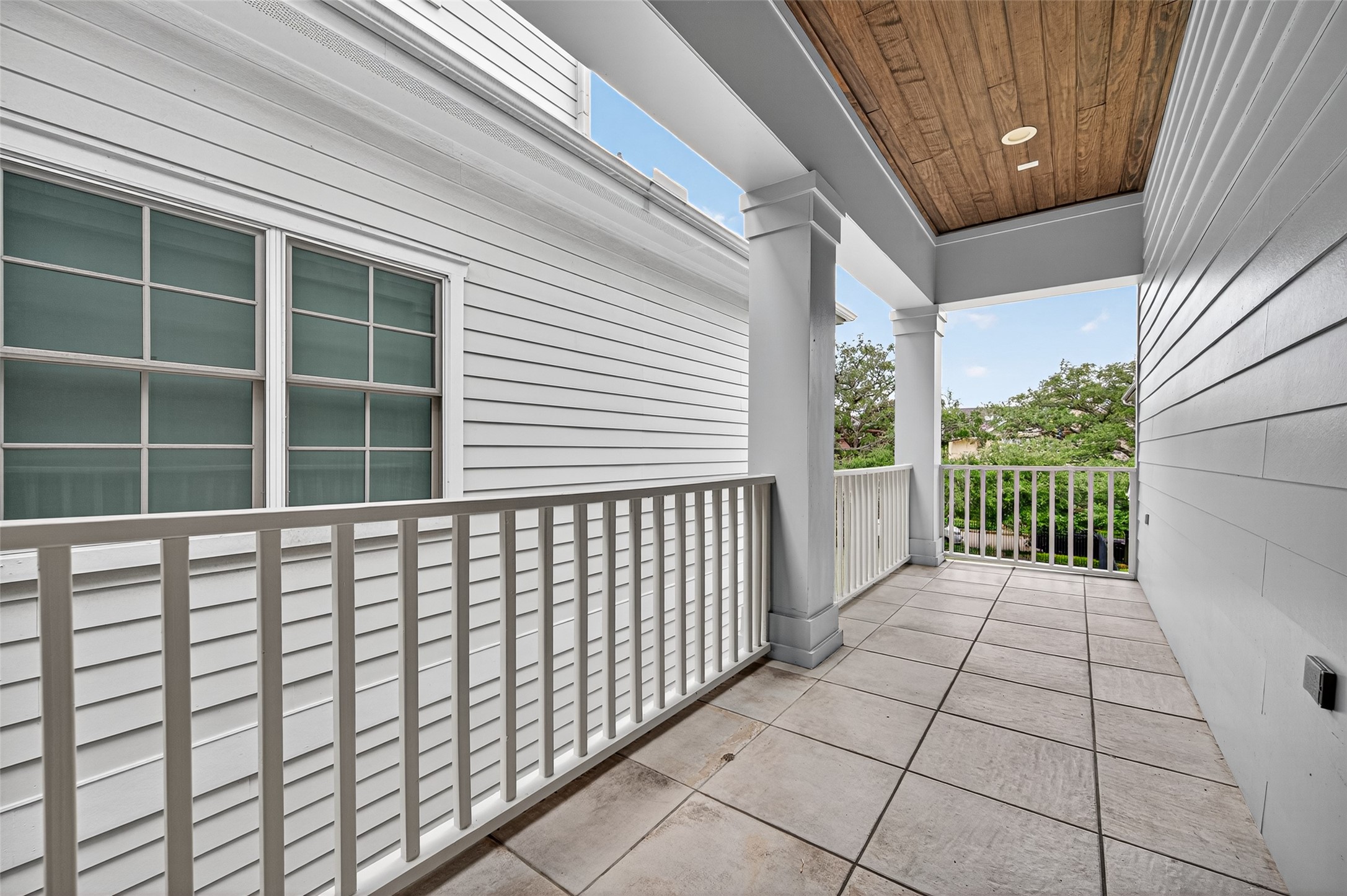 428 Marshall Street Houston, TX 77006 - Photo 27 of 36 a view of a balcony