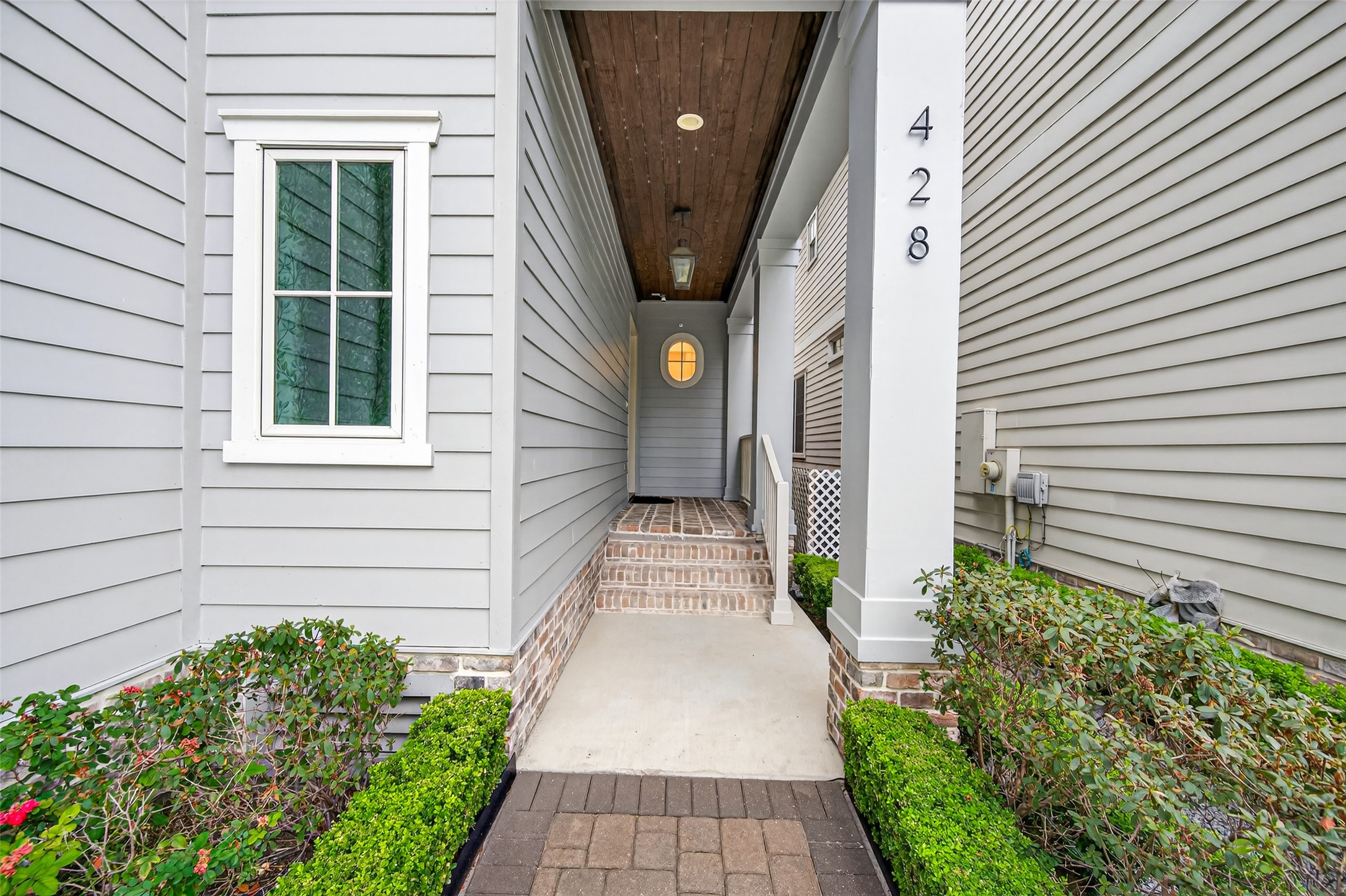 428 Marshall Street Houston, TX 77006 - Photo 3 of 36 a front view of a house with garden