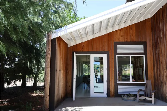 a view of entryway with washer and dryer