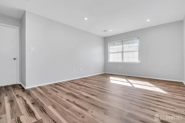 $2,500 | 812 Green Hollow Drive, Iselin, NJ 08830