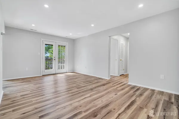 $2,500 | 812 Green Hollow Drive, Iselin, NJ 08830