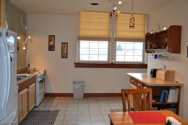7828 South Ridge Road Madison, OH 44057 - Photo 9 of 25 KITCHEN
