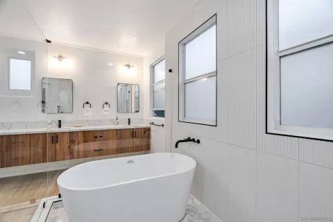 a en suite bathroom with a double vanity sink and mirror