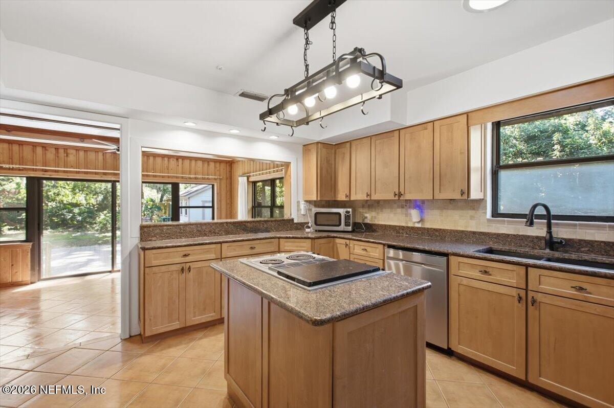 1425 Oak Haven Road Jacksonville, FL 32207 - Photo 11 of 25 11-Kitchen