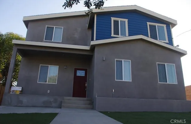 a house that has lot of windows in it