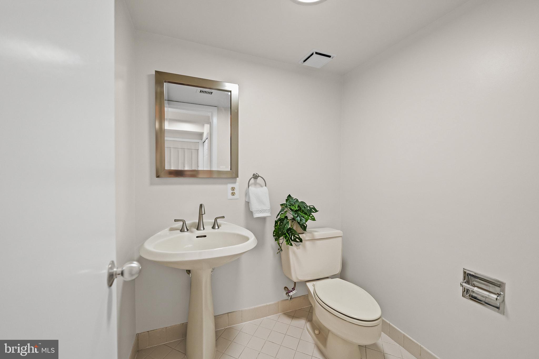 5501 Seminary Road, Unit 2004S Falls Church, VA 22041 - Photo 9 of 47 Powder room