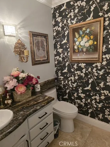 a very nice looking room with a large mirror