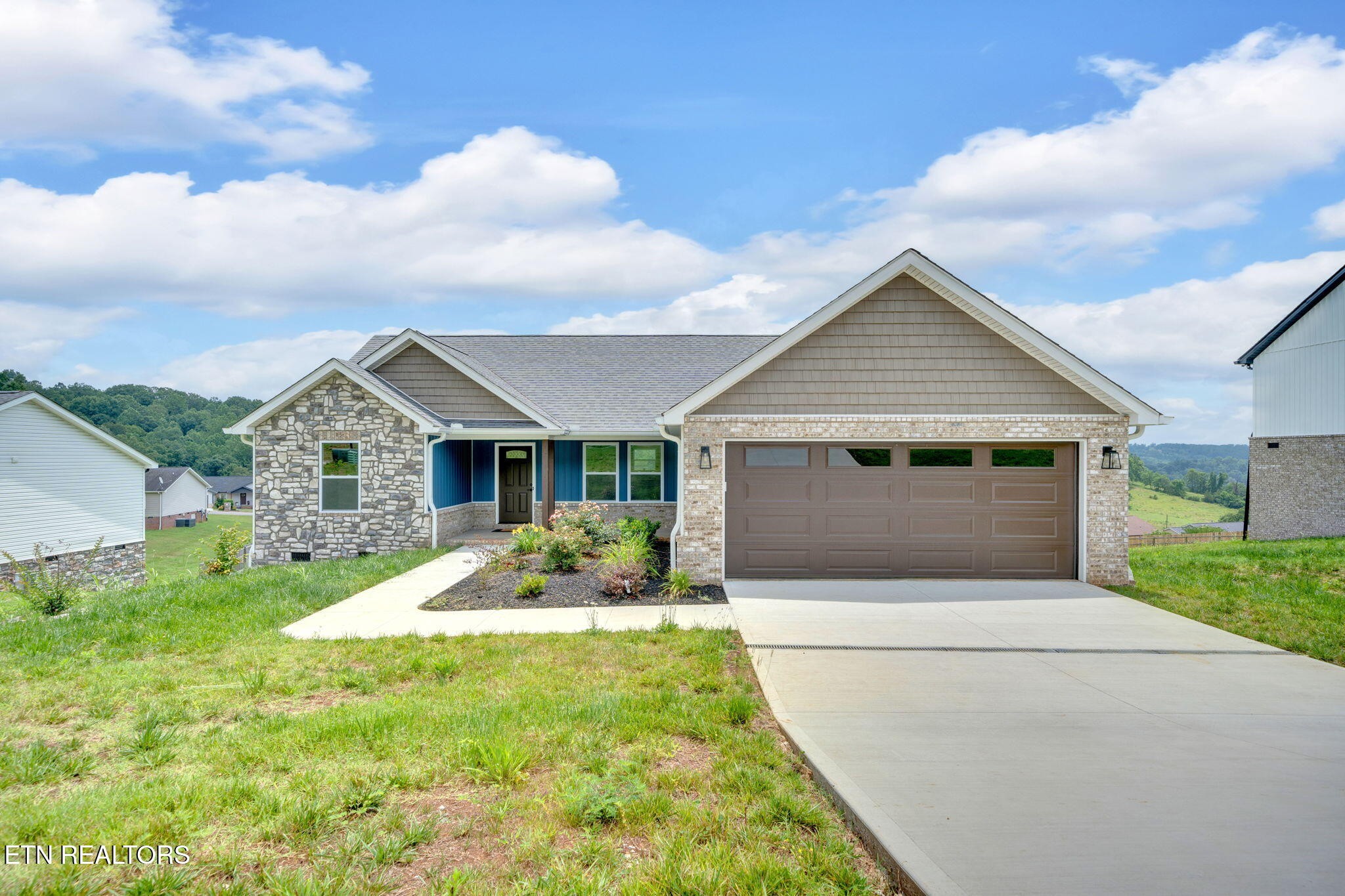141 Middle Glen Road Maynardville, TN 37807 - Photo 1 of 41 a front view of house with yard and entertaining space
