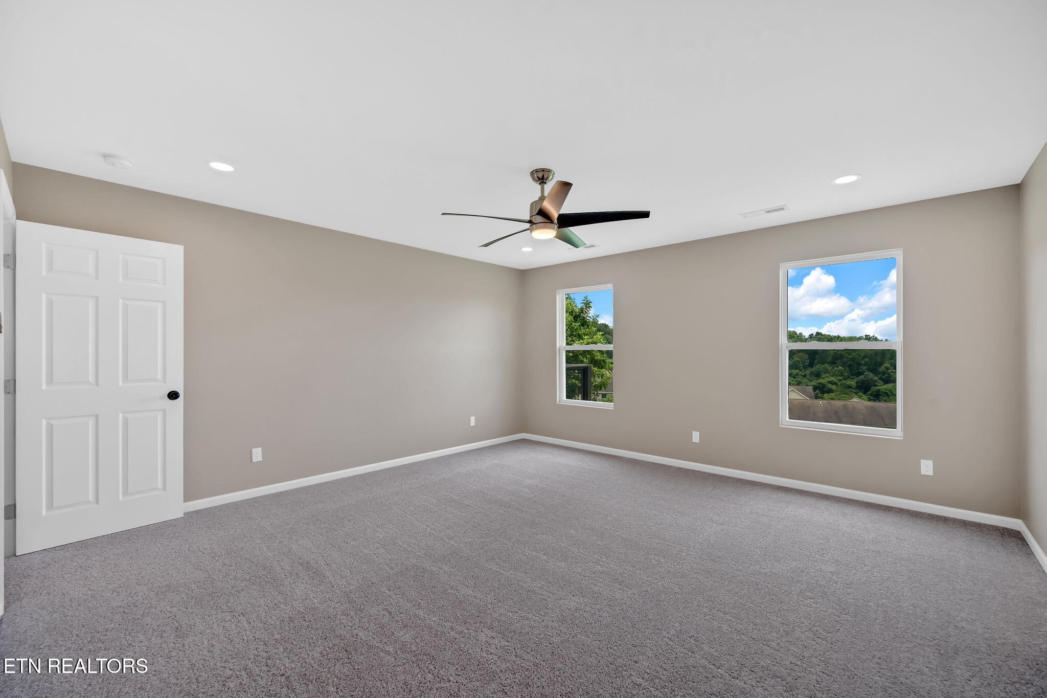 141 Middle Glen Road Maynardville, TN 37807 - Photo 17 of 41 a view of an empty room with a window