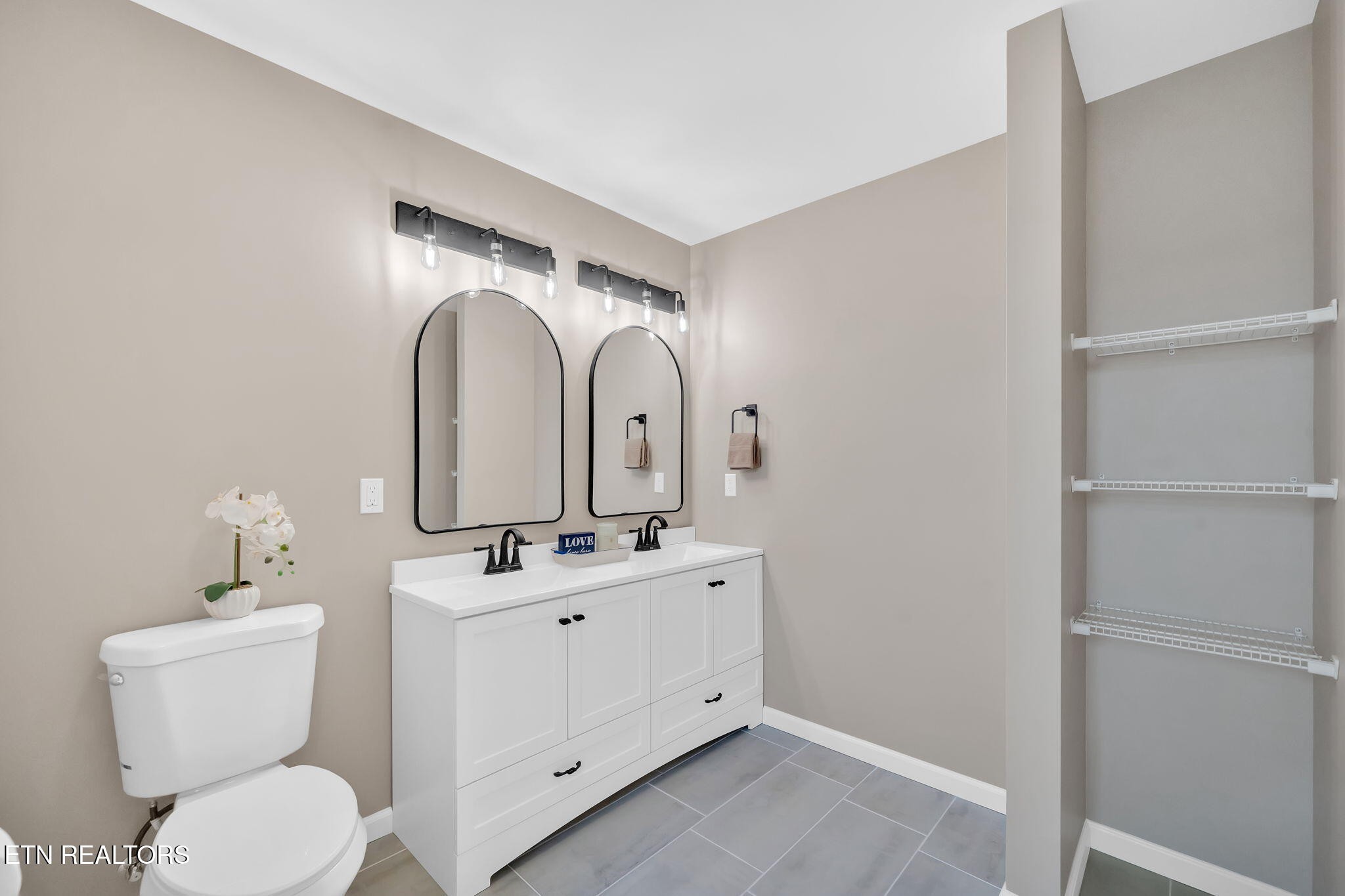 141 Middle Glen Road Maynardville, TN 37807 - Photo 22 of 41 a bathroom with a toilet sink and mirror