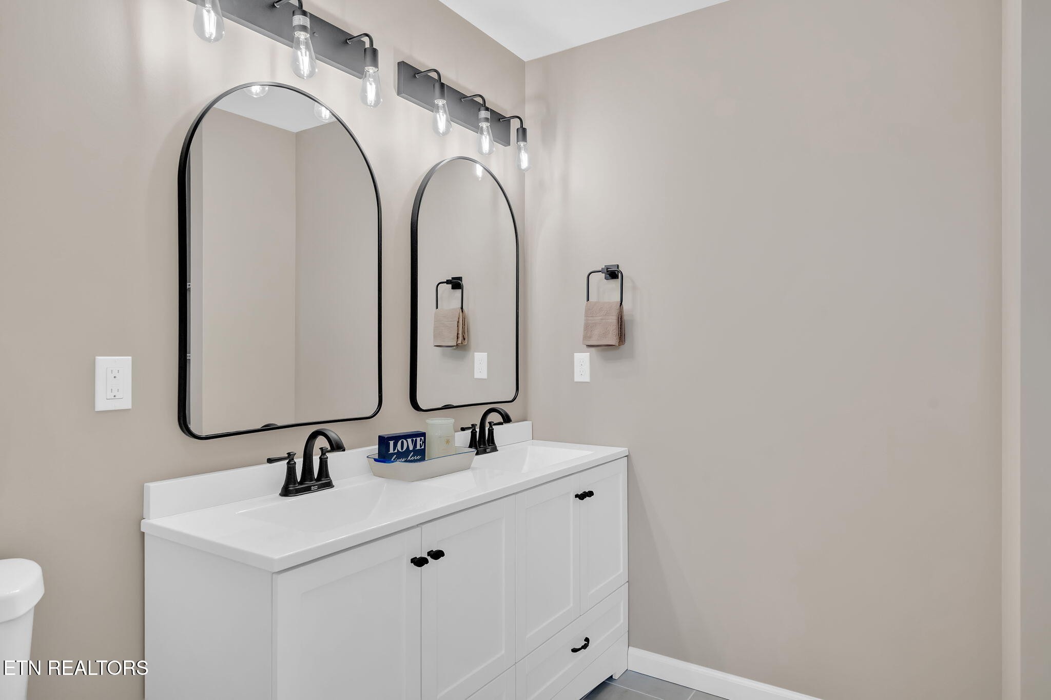 141 Middle Glen Road Maynardville, TN 37807 - Photo 23 of 41 a bathroom with a sink and a mirror