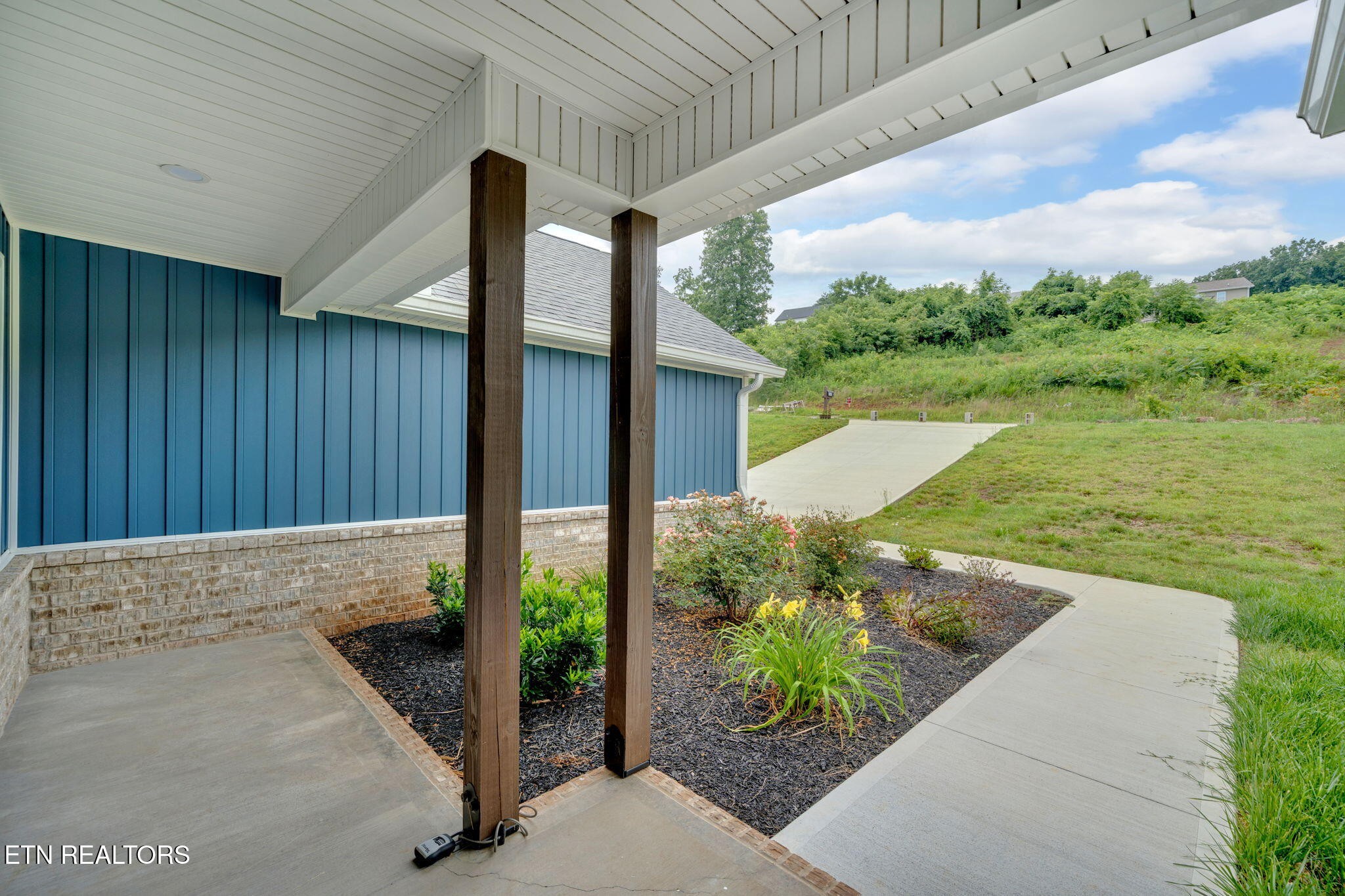 141 Middle Glen Road Maynardville, TN 37807 - Photo 4 of 41 a view of a backyard with potted plants