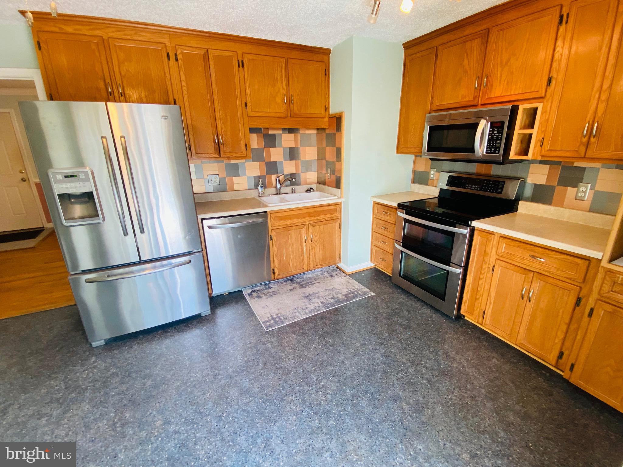 152 Oakview Drive Southeast Leesburg, VA 20175 - Photo 13 of 33