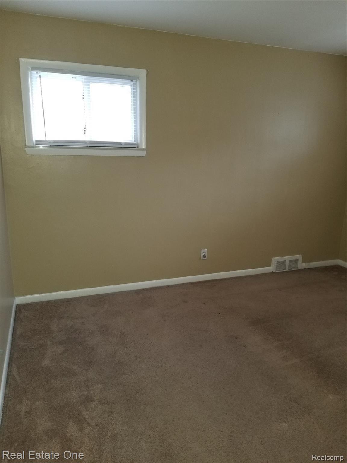 24601 Scotia Road Oak Park, MI 48237 - Photo 20 of 30 bedrm2.jpg