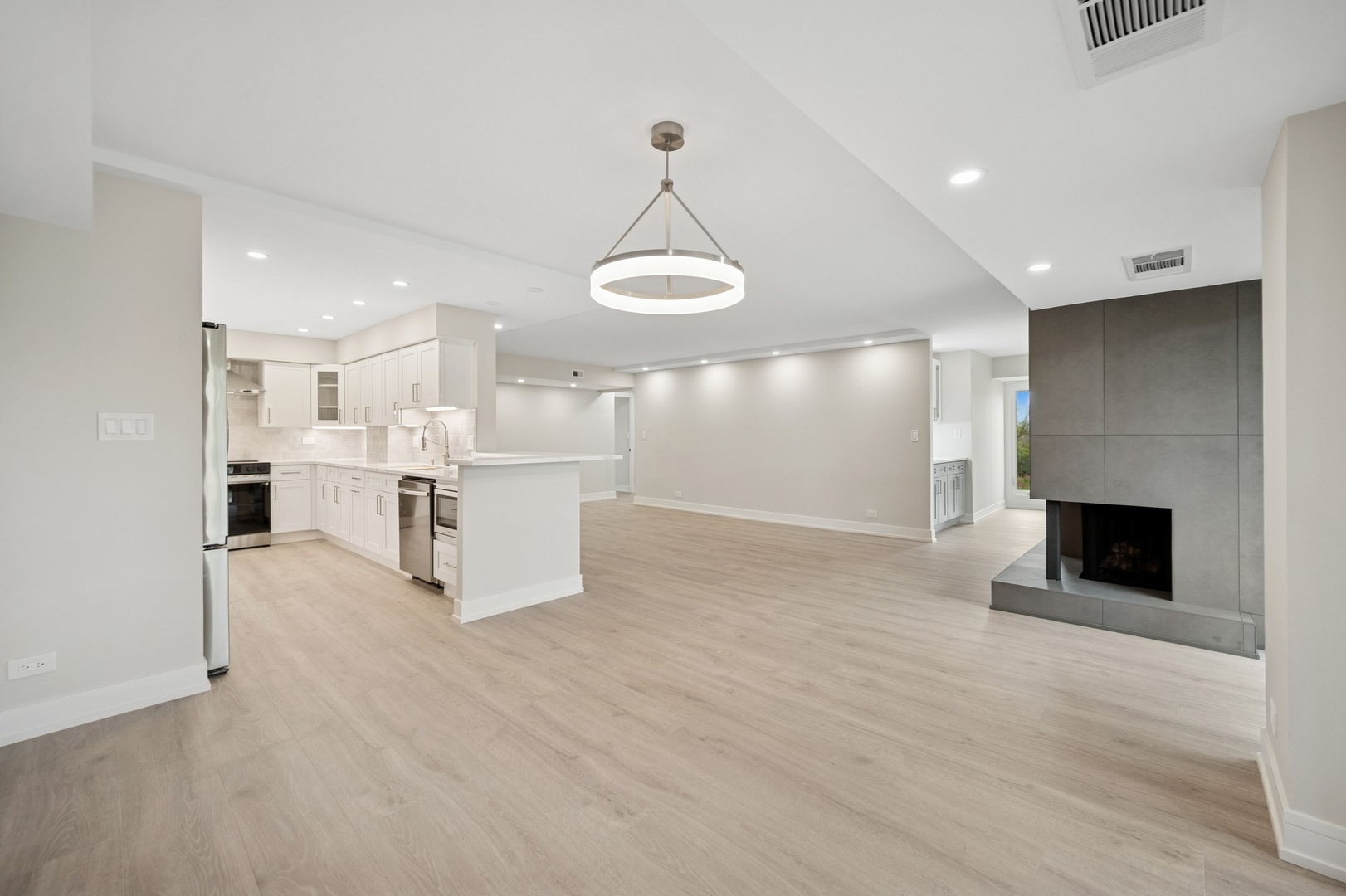 3801 Mission Hills Road, Unit 210 Northbrook, IL 60062 - Photo 8 of 26 Gallery Image 8