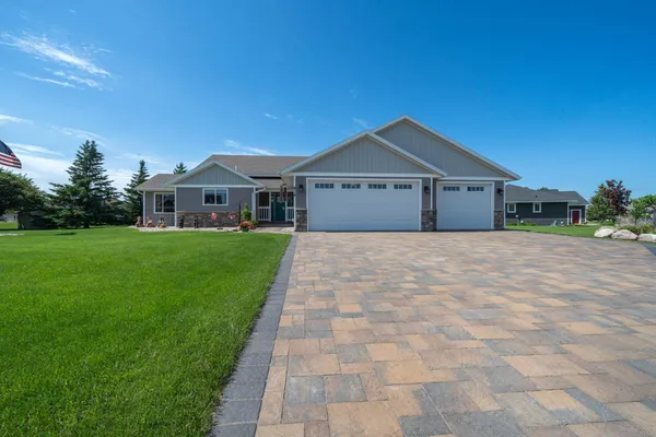 $649,900 | 814 Curt Felt Drive, Alexandria, MN 56308