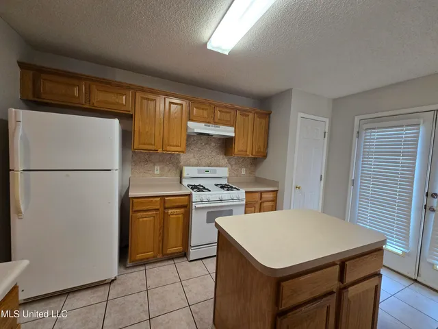 $1,800 | 18044 Green Leaves Drive, Gulfport, MS 39503