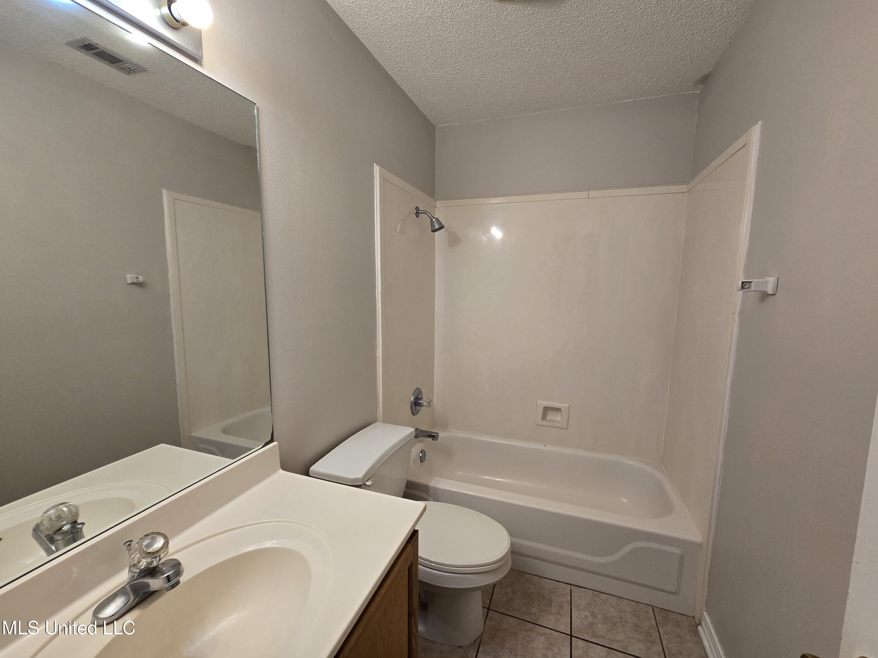 18044 Green Leaves Drive Gulfport, MS 39503 - Photo 5 of 16 20251217_075206