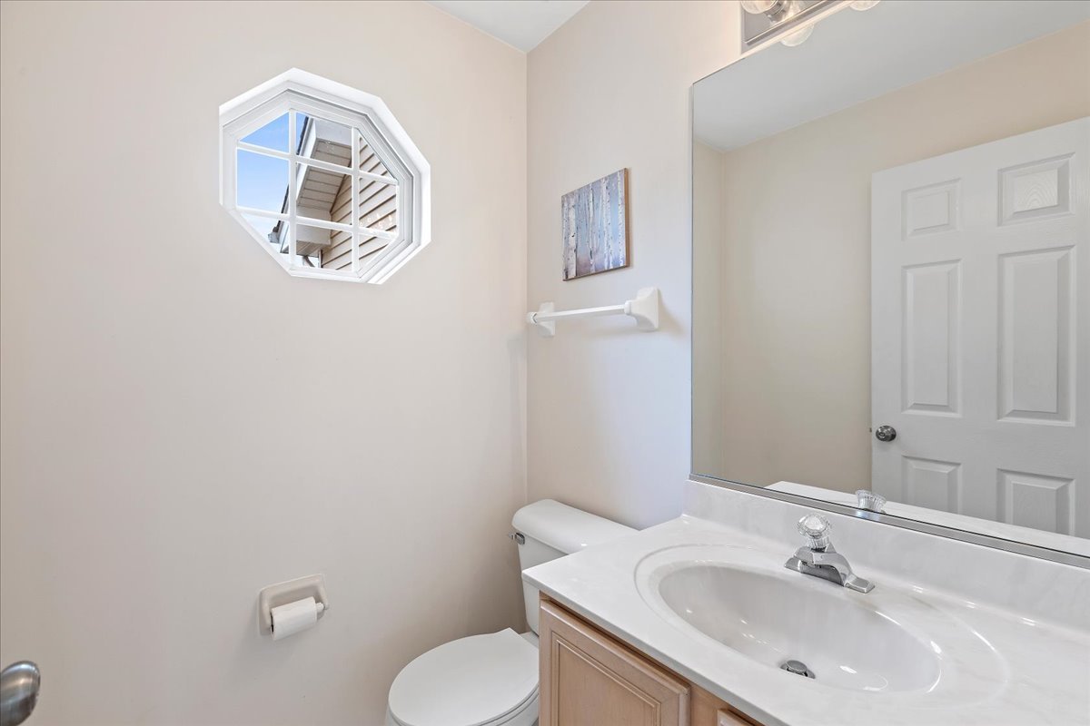 962 Willow Street Itasca, IL 60143 - Photo 16 of 33 a bathroom with a toilet sink and mirror