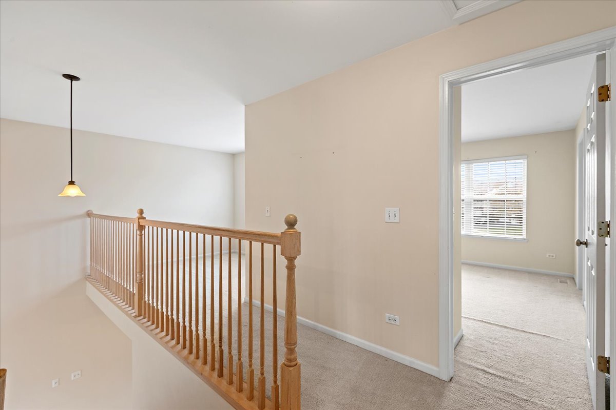 962 Willow Street Itasca, IL 60143 - Photo 20 of 33 a view of a hallway with windows