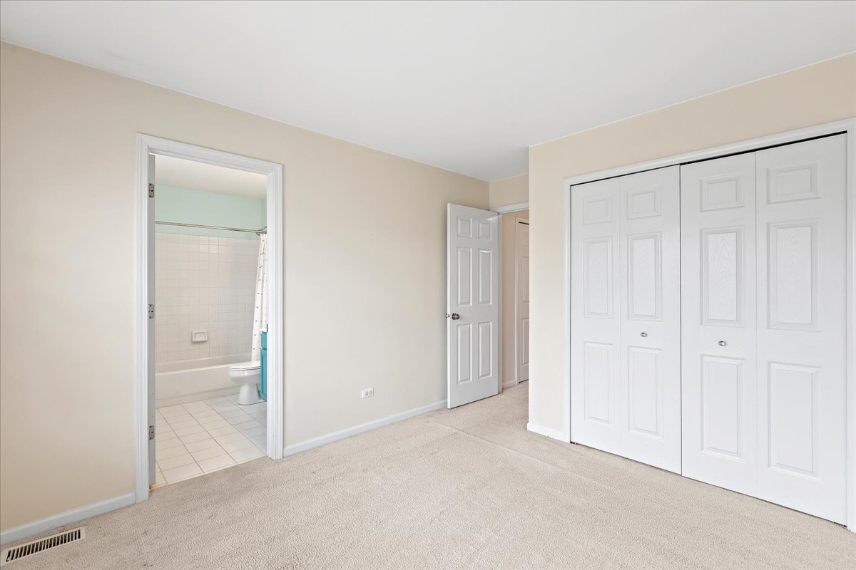 962 Willow Street Itasca, IL 60143 - Photo 21 of 33 a view of an empty room