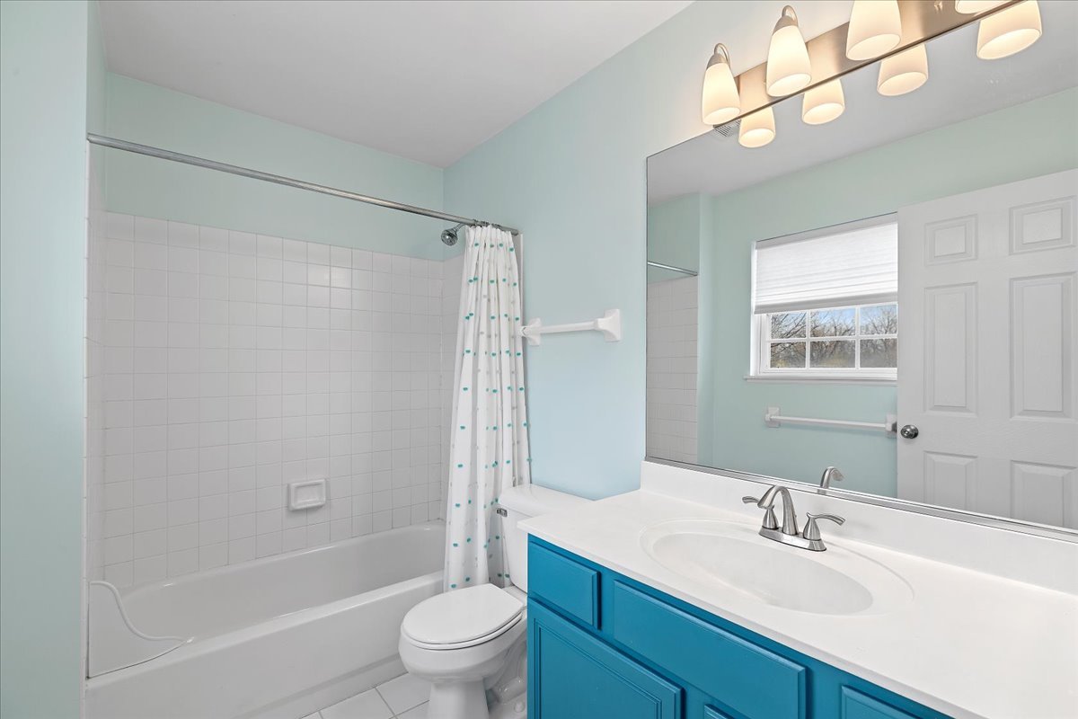 962 Willow Street Itasca, IL 60143 - Photo 22 of 33 a bathroom with a sink toilet and shower