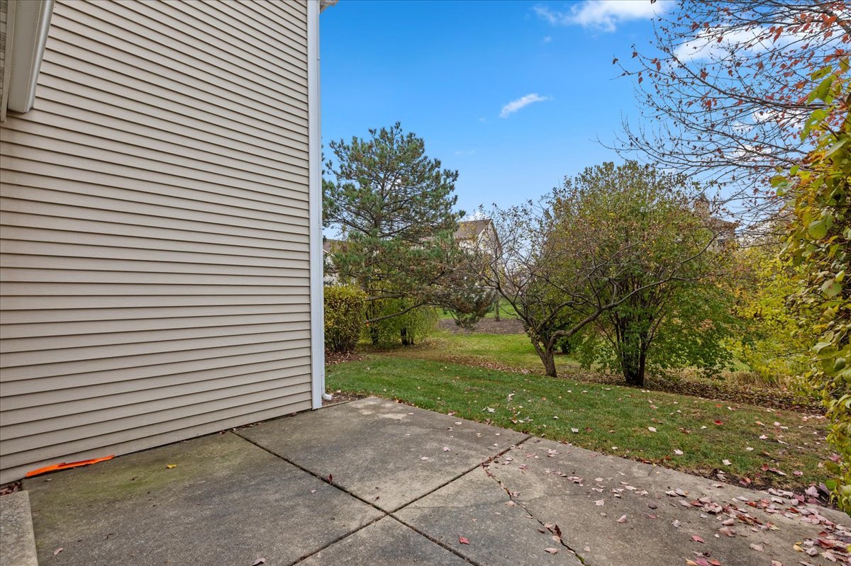 962 Willow Street Itasca, IL 60143 - Photo 5 of 33 a view of a backyard with green space