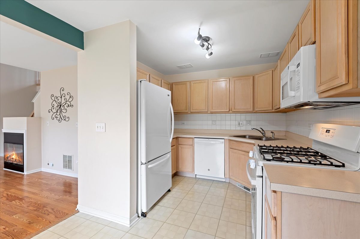 962 Willow Street Itasca, IL 60143 - Photo 7 of 33 a kitchen with stainless steel appliances granite countertop a refrigerator and a stove top oven