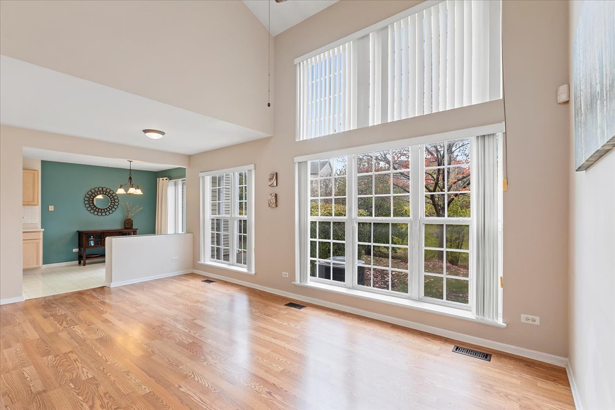 962 Willow Street Itasca, IL 60143 - Photo 8 of 33 a view of an empty room with a window