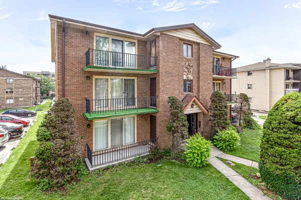 $222,000 | 10333 Mayfield Avenue, Unit 2N, Oak Lawn, IL 60453