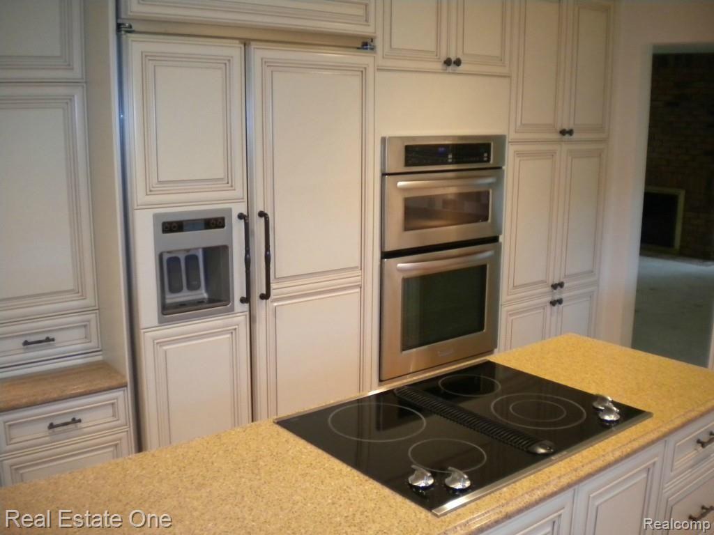 36615 Valley Ridge Drive Farmington, MI 48331 - Photo 21 of 51 Custom appliances, all stay with the home!