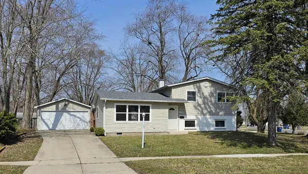 $289,000 | 18570 Pamela Place, Gurnee, IL 60031