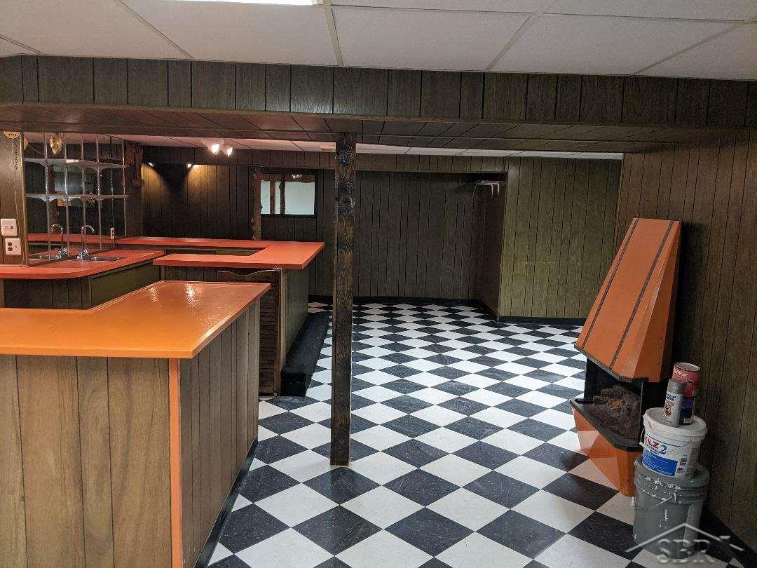 4175 Triwood Road Bridgeport, MI 48722 - Photo 28 of 36 Large wet bar