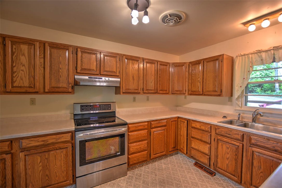 2405 Angle Court Decatur, IL 62521 - Photo 13 of 40