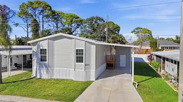 a view of a house with backyard