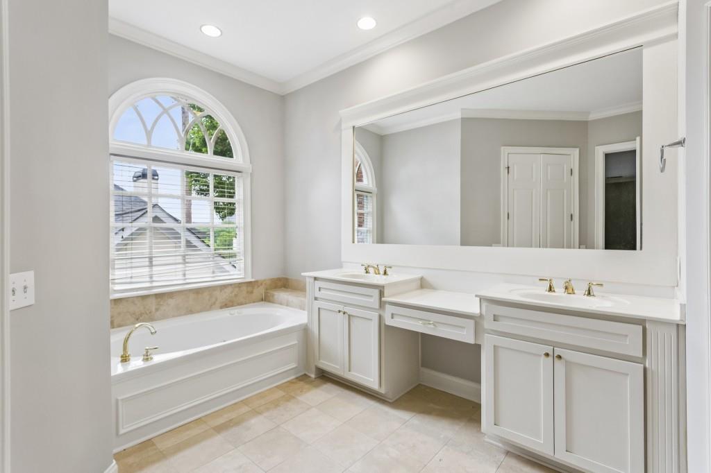2181 McKinley Road Northwest Atlanta, GA 30318 - Photo 8 of 75