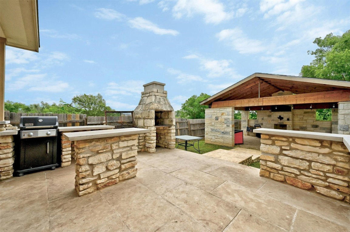 Take the party outside onto the spacious al fresco patio, which is designed for the ultimate outdoor cooking experience with a built-in grill station and a built-in stone masonry wood-fired pizza oven.