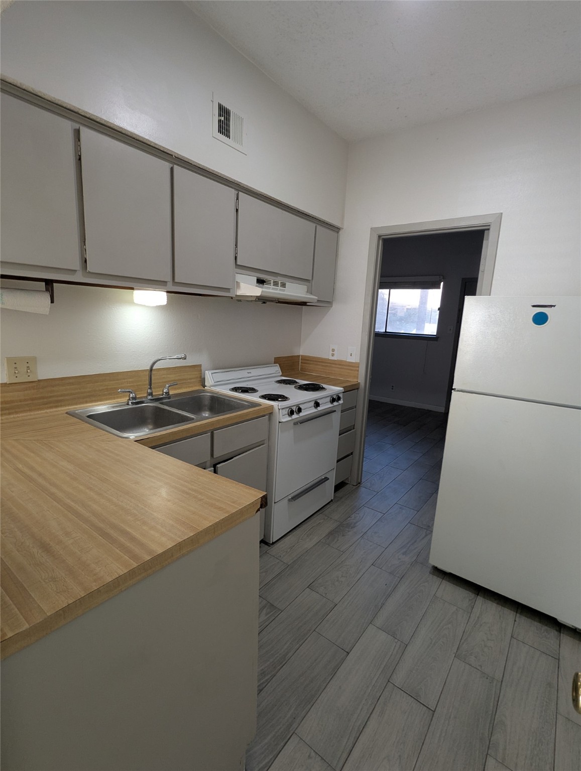 3000 Guadalupe Street, Unit 112 Austin, TX 78705 - Photo 6 of 9 a kitchen with stainless steel appliances a sink dishwasher stove refrigerator and cabinets