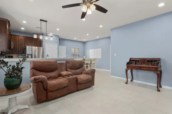 $2,000 | 2518 33rd Avenue North, Texas City, TX 77590