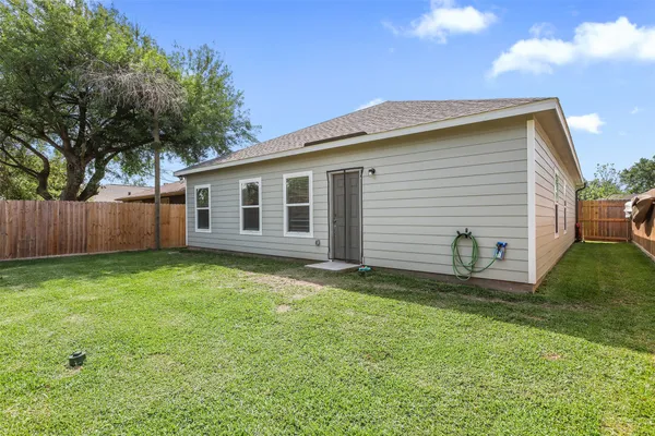$2,000 | 2518 33rd Avenue North, Texas City, TX 77590