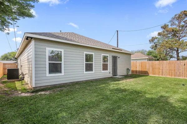 $2,000 | 2518 33rd Avenue North, Texas City, TX 77590