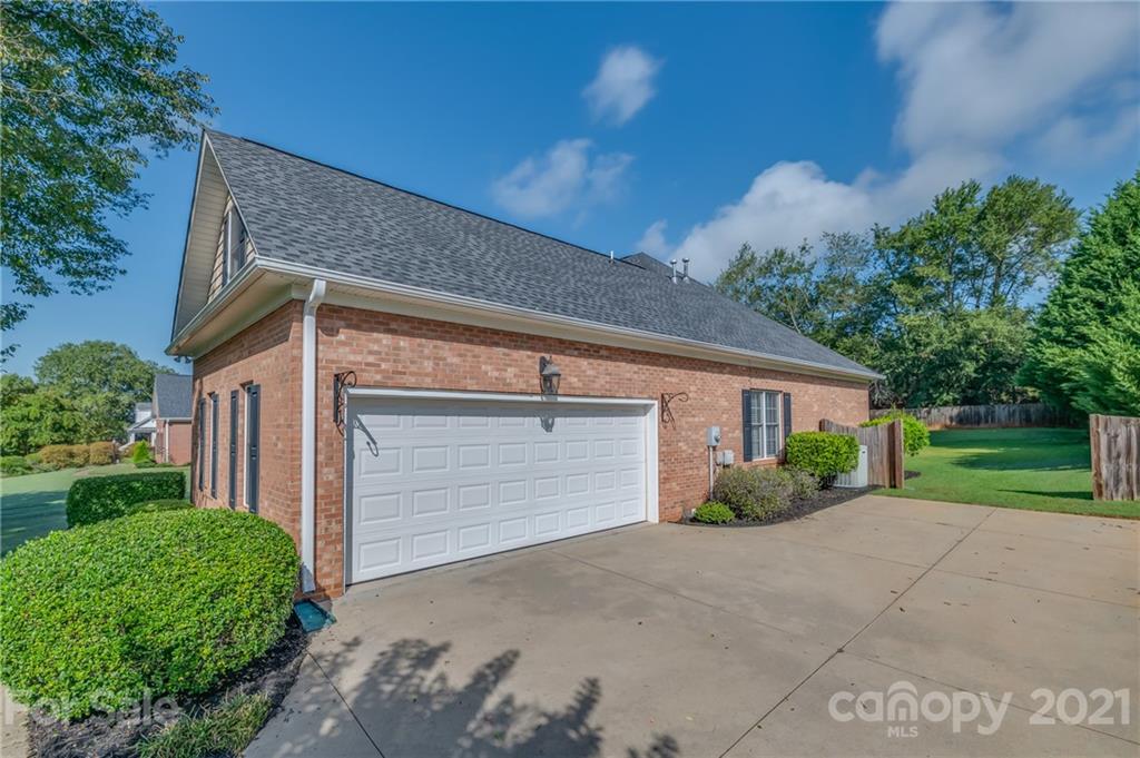 456 Cobblestone Drive Inman, SC 29349 - Photo 4 of 36 a front view of house with garage and yard